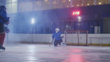 Ein-Eishockeyspieler-Führt-Einen-Angriff-Auf-Das-Gegnerische-Tor-Aus-Und-Schießt-In-Der-Verlängerung-Ein-Tor.-Der-Spieler-Bringt-Seinem-Team-Den-Sieg-Im-Elfmeterschießen